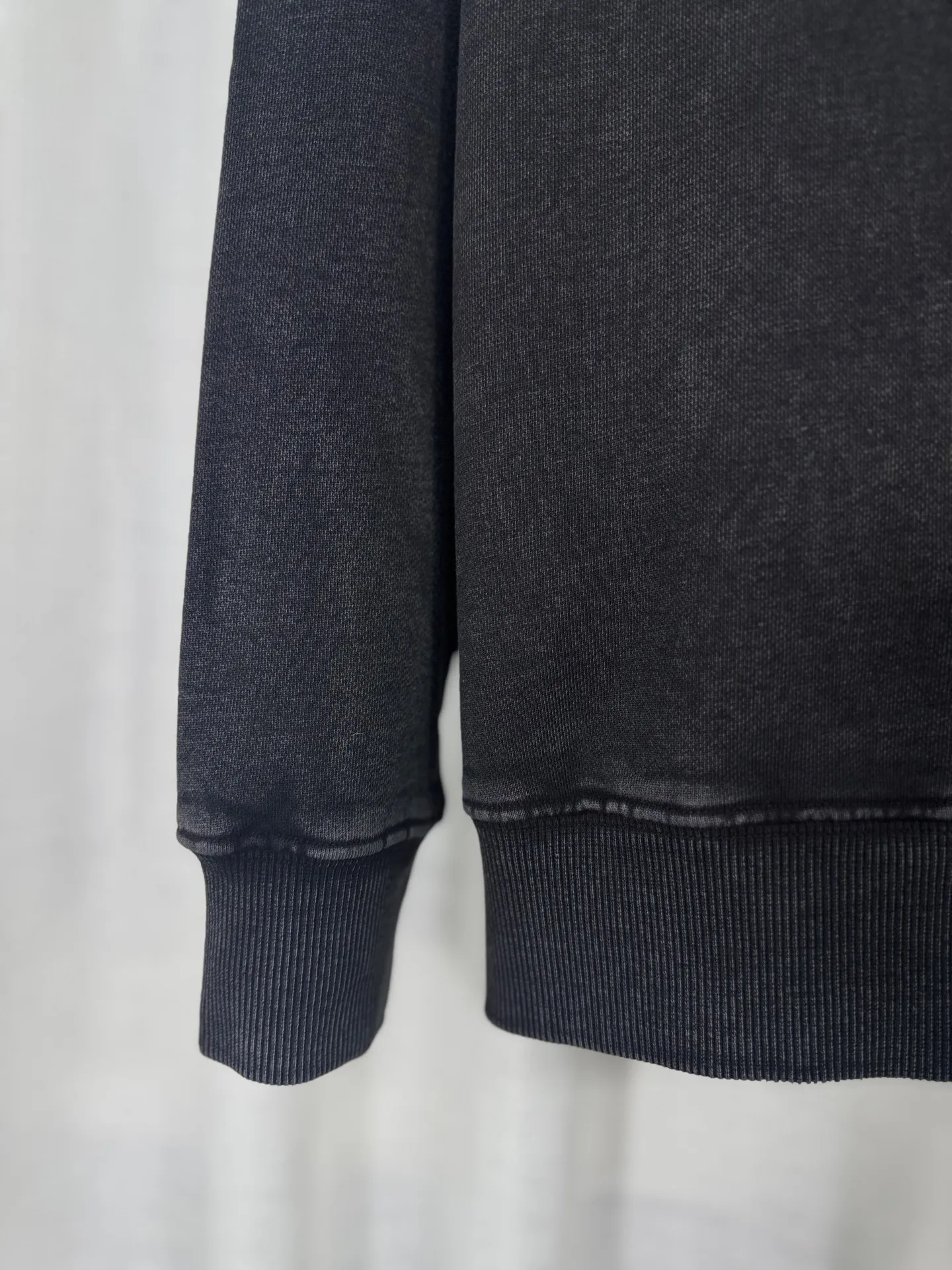 P270 top version, real shot without P, ​​different from market currency) 𝗖𝗵𝗿𝗼𝗺𝗲 𝗛𝗲𝗮𝗿𝘁𝘀/Cro Heart 2025 washed patch embroidery autumn and winter new original single counter American laser burnt 3D three-dimensional color embroidered couple casual sweatshirt 👑The highest version! Customized fabric 430g tripe terry fabric! American acid-washed and distressed original fabric laser burnt ✟appliqué embroidery and exquisite embroidery of letters! The best-selling model in the counter, very comfortable to wear. Accessories: original molded and authenticated collar label➕100% silk wash label. Genuine purchase-grade original hangtag➕matching hanging rope➕3D hanging beads➕original packaging bag. Craftsmanship: The original version has consistent wiring! The highest version of the armhole matching technique! Color: Pink Black Size: S M L XL Style No.: 9310